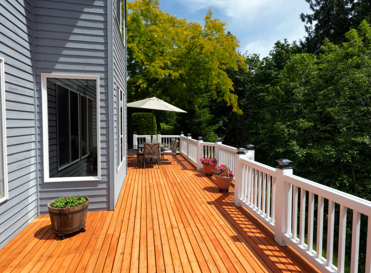deck with vinyl fence